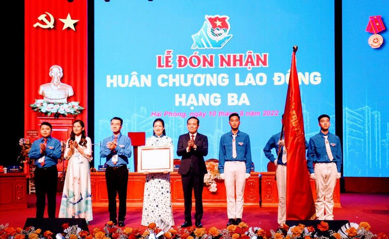 Thành Đoàn Hải Phòng đón Huân chương Lao động hạng Ba.