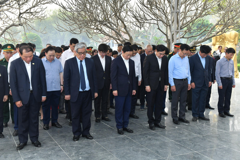 Trong không khí trang nghiêm, xúc động, các đại biểu bày tỏ lòng kính trọng những người con ưu tú của dân tộc đã anh dũng hy sinh vì độc lập tự do của Tổ quốc, vì hạnh phúc của nhân dân.