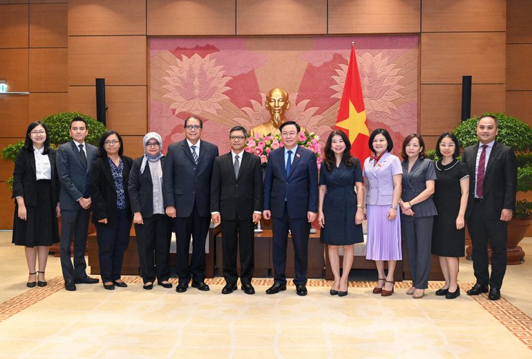 Chủ tịch Quốc hội Vương Đình Huệ và Đại sứ Indonesia Denny Abdi chụp ảnh lưu niệm với đại biểu hai nước tại buổi tiếp.