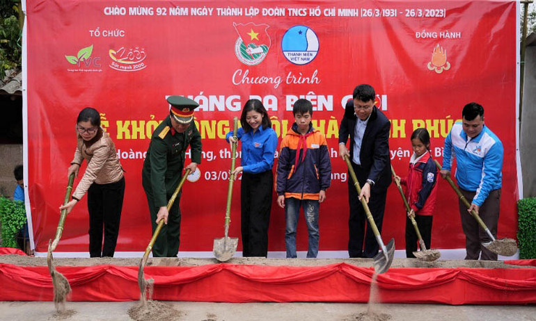 Giám đốc Trung tâm Tình nguyện quốc gia Đỗ Thị Kim Hoa (thứ 3 từ trái sang) cùng đại diện các đơn vị liên quan khởi công xây dựng “Ngôi nhà hạnh phúc” tặng gia đình thiếu nhi mồ côi hoàn cảnh khó khăn trên địa bàn huyện Lộc Bình.