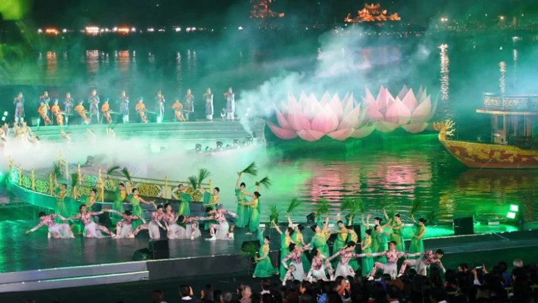 Đêm khai mạc Năm Du lịch quốc gia 2025 sẽ diễn ra ở sân khấu nổi trên sông Hương Năm Du lịch quốc gia - Huế 2025. Đêm khai mạc Năm Du lịch quốc gia 2025 sẽ diễn ra ở sân khấu nổi trên sông Hương Năm Du lịch quốc gia - Huế 2025.