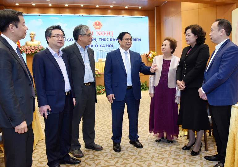 Thủ tướng trao đổi với các đại biểu tại Hội nghị.