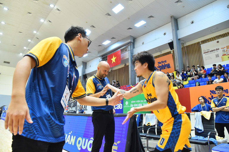 Là đội được xếp vị trí chủ nhà trong trận đấu này, các cầu thủ Nha Trang Dolphins ra sân với quyết tâm có được thắng lợi trong trận đấu mở màn mùa giải.