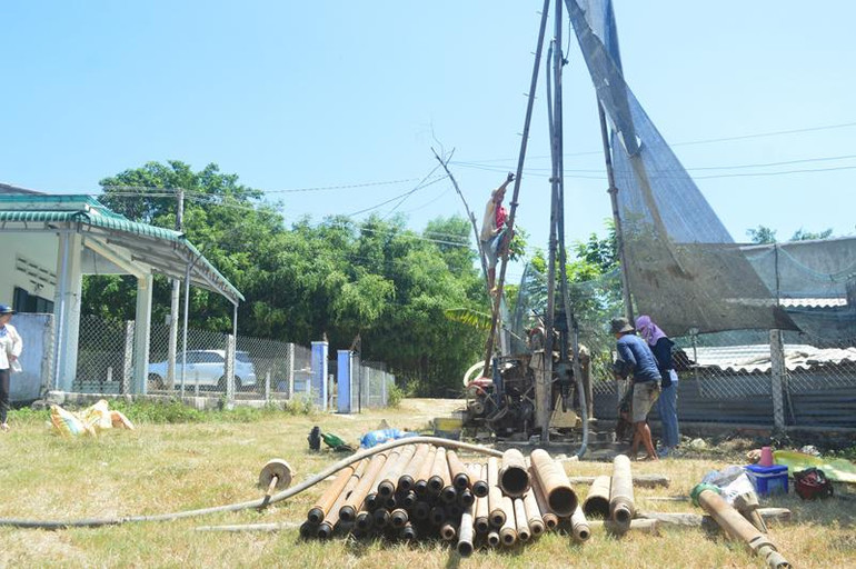 Việc khoan giếng chỉ là giải pháp tạm thời, người dân Phổ Cường, Phổ Khánh (thị xã Đức Phổ) vẫn luôn chịu cảnh thiếu nước sinh hoạt vào mùa nắng.