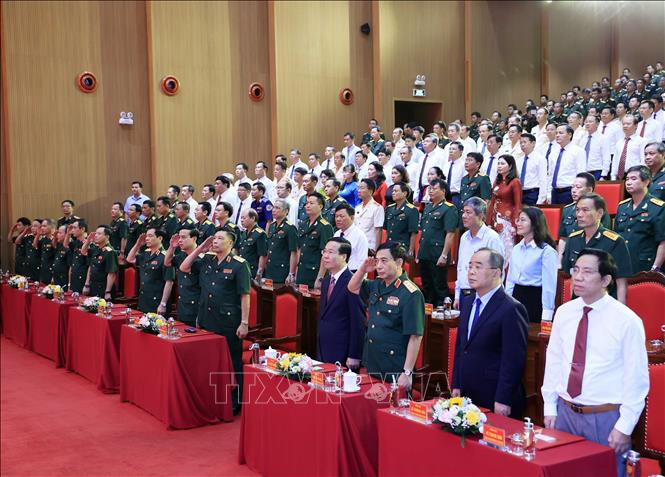 Chủ tịch nước cùng các đại biểu thực hiện nghi lễ chào cờ.