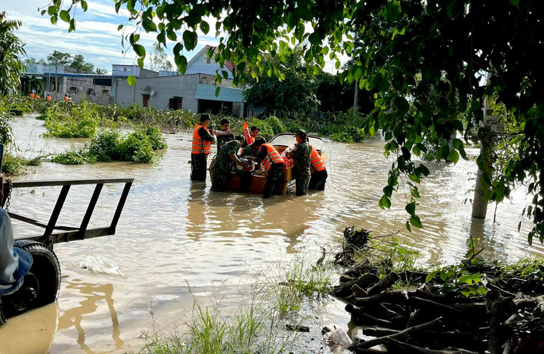 Lực lượng quân sự huyện Hàm Thuận Nam (Bình Thuận) được huy động tham gia hỗ trợ đưa người dân trong khu vực bị ngập lụt ra khỏi nơi nguy hiểm. Lực lượng quân sự huyện Hàm Thuận Nam (Bình Thuận) được huy động tham gia hỗ trợ đưa người dân trong khu vực bị ngập lụt ra khỏi nơi nguy hiểm.