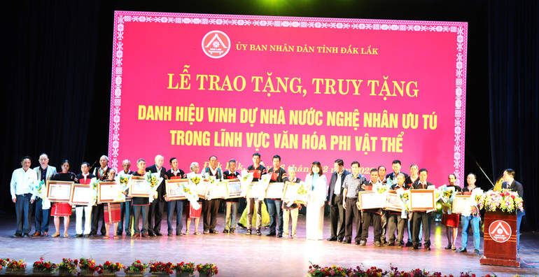 Lãnh đạo Ủy ban nhân dân tỉnh Đắk Lắk và Sở Văn hóa-Thể thao và Du lịch trao tặng, truy tặng danh hiệu vinh dự Nhà nước "Nghệ nhân ưu tú" cho các nghệ nhân và người thân các nghệ nhân.