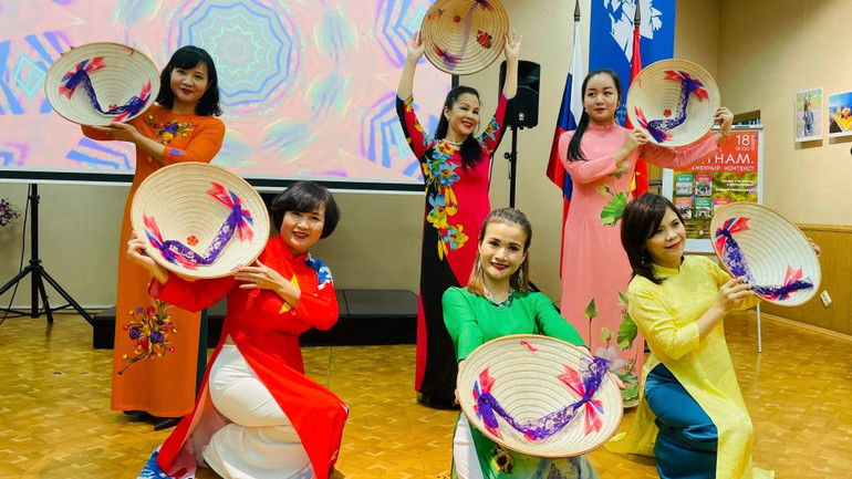 Tiết mục múa nón trong chương trình.