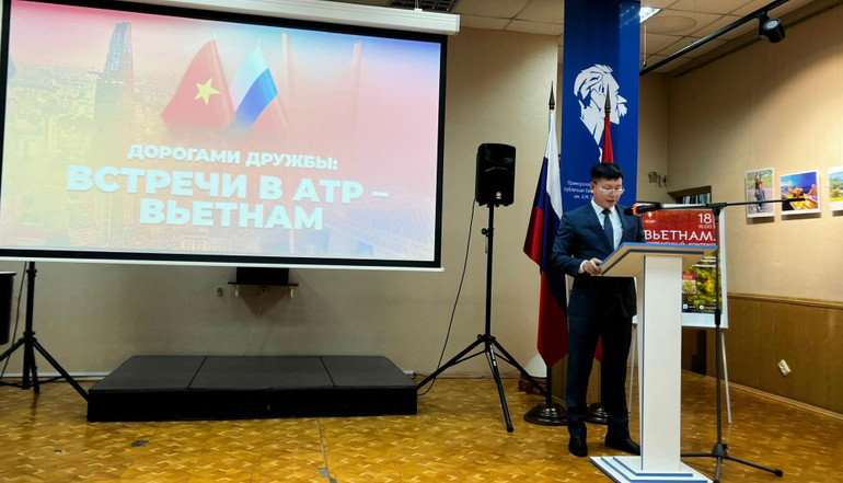 Tổng lãnh sự Nguyễn Đăng Hiền phát biểu ý kiến.