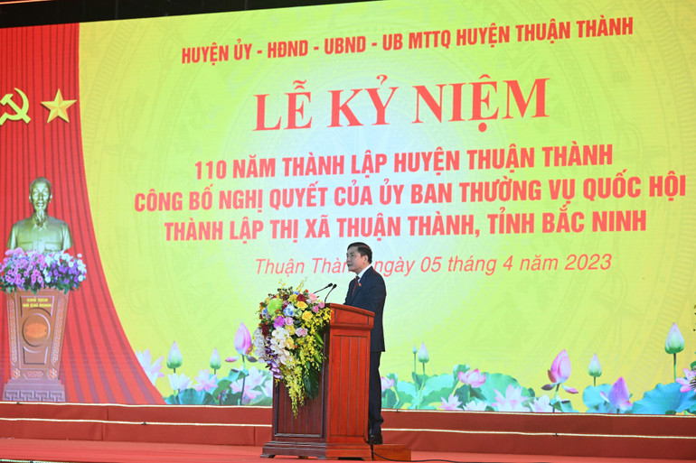 Tổng Thư ký, Chủ nhiệm Văn phòng Quốc hội Bùi Văn Cường công bố Nghị quyết của Ủy ban Thường vụ Quốc hội thành lập thị xã Thuận Thành.