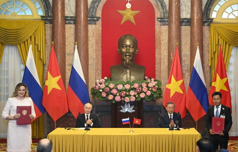 Chủ tịch nước Tô Lâm và Tổng thống Liên bang Nga Vladimir Putin chứng kiến lễ trao Thỏa thuận hợp tác giữa Đại học Quốc gia Hà Nội và Trường Kinh tế cao cấp (HSE).