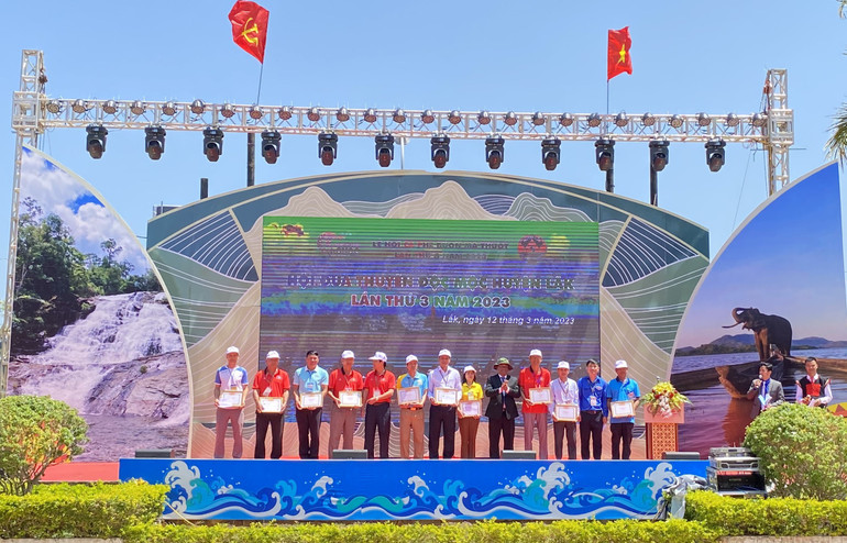 Ban tổ chức Giải đua thuyền độc mộc huyện Lắk năm 2023 trao giải cho các đội thắng cuộc.