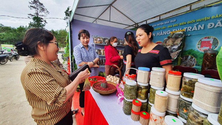 Người dân mua sắm sản phẩm địa phương tại gian hàng thị trấn Đắk Glei. Người dân mua sắm sản phẩm địa phương tại gian hàng thị trấn Đắk Glei.