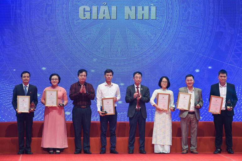 Chủ tịch Công đoàn Giáo dục Việt Nam Nguyễn Ngọc Ân và Phó Cục trưởng Cục Báo chí, Bộ Thông tin và Truyền thông Nguyễn Văn Hiếu trao giải cho các tác giả đoạt giải Nhì.