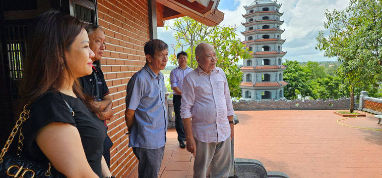 Các nhà văn, nhà báo và đại diện Vietcombank viếng thăm Đền tưởng niệm liệt sĩ Trường Sơn- bến phà Long Đại.