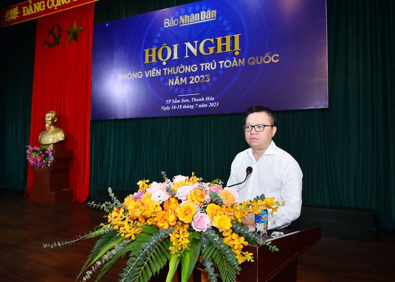 Đồng chí Lê Quốc Minh, Ủy viên Trung ương Đảng, Tổng Biên tập Báo Nhân Dân, Phó Trưởng Ban Tuyên giáo Trung ương, Chủ tịch Hội Nhà báo Việt Nam phát biểu ý kiến tại hội nghị.