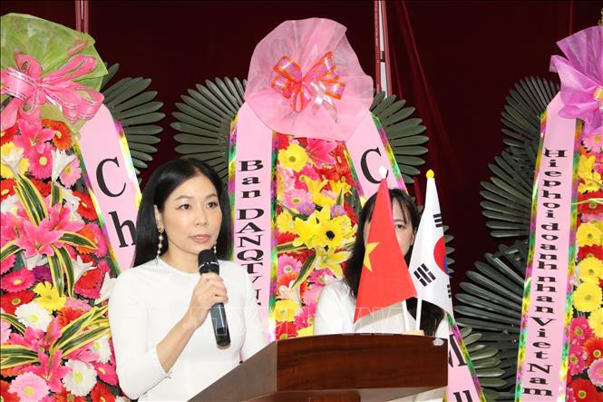 Bà Nguyễn Thị Bích Yến (Yến Platz) - Chủ tịch Tổ chức liên văn hoá, khoa học và truyền thông quốc tế phát biểu tại hội thảo. Ảnh: Đức Thắng/PV TTXVN tại Hàn Quốc