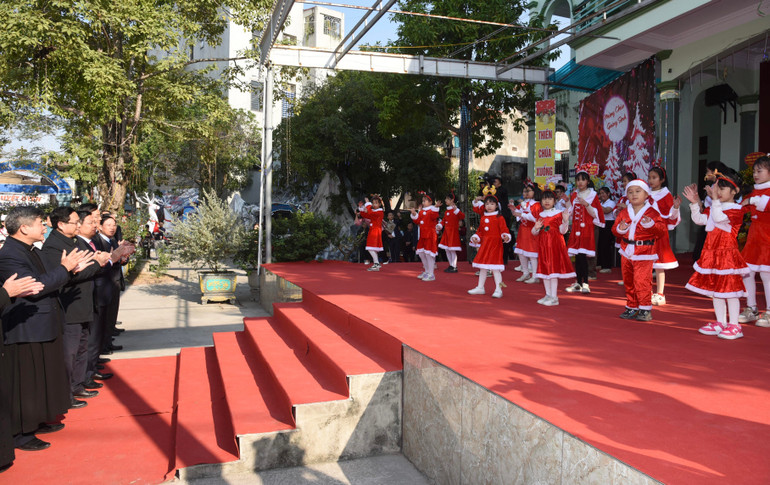 Thủ tướng Phạm Minh Chính và các đại biểu thưởng thức tiết mục văn nghệ chào mừng Giáng sinh của các em thiếu nhi. Thủ tướng Phạm Minh Chính và các đại biểu thưởng thức tiết mục văn nghệ chào mừng Giáng sinh của các em thiếu nhi.