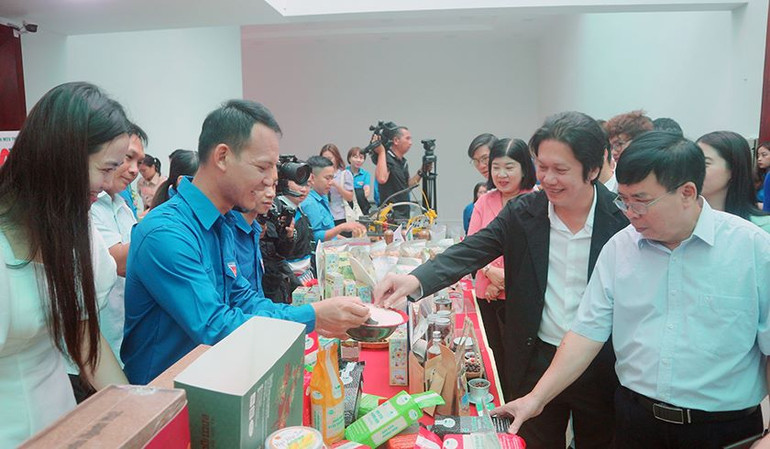 Các đại biểu tham quan các sản phẩm của thanh niên nông thôn khởi nghiệp.