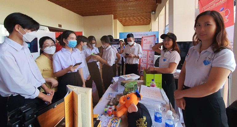 Đông đảo học sinh trên địa bàn tỉnh Kon Tum tham dự, trải nghiệm những công nghệ trong Hội thảo chuyển đổi số giáo dục trên địa bàn.