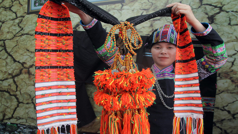 Khăn cuốn đầu và quả bông trên mũ cưới của cô dâu người dân tộc Pà Thẻn.