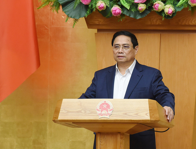 Thủ tướng Phạm Minh Chính nêu rõ, thời gian qua, chúng ta đã rất nỗ lực để triển khai 3 nhóm công việc lớn, đó là: các vấn đề tồn đọng, kéo dài cần nhiều thời gian để giải quyết như các dự án thua lỗ, ngân hàng yếu kém; các nhiệm vụ thường xuyên ngày càng nhiều hơn, nặng nề hơn với đòi hỏi ngày càng cao hơn khi quy mô nền kinh tế lớn hơn, dân số đông hơn; xử lý, ứng phó với các vấn đề đột xuất, bất ngờ. Thủ tướng Phạm Minh Chính nêu rõ, thời gian qua, chúng ta đã rất nỗ lực để triển khai 3 nhóm công việc lớn, đó là: các vấn đề tồn đọng, kéo dài cần nhiều thời gian để giải quyết như các dự án thua lỗ, ngân hàng yếu kém; các nhiệm vụ thường xuyên ngày càng nhiều hơn, nặng nề hơn với đòi hỏi ngày càng cao hơn khi quy mô nền kinh tế lớn hơn, dân số đông hơn; xử lý, ứng phó với các vấn đề đột xuất, bất ngờ.