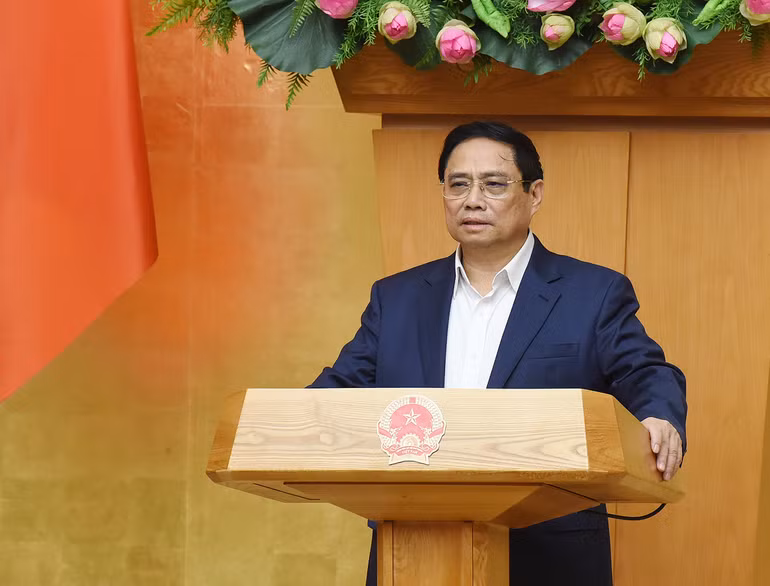 Thủ tướng Phạm Minh Chính nêu rõ, thời gian qua, chúng ta đã rất nỗ lực để triển khai 3 nhóm công việc lớn, đó là: các vấn đề tồn đọng, kéo dài cần nhiều thời gian để giải quyết như các dự án thua lỗ, ngân hàng yếu kém; các nhiệm vụ thường xuyên ngày càng nhiều hơn, nặng nề hơn với đòi hỏi ngày càng cao hơn khi quy mô nền kinh tế lớn hơn, dân số đông hơn; xử lý, ứng phó với các vấn đề đột xuất, bất ngờ.