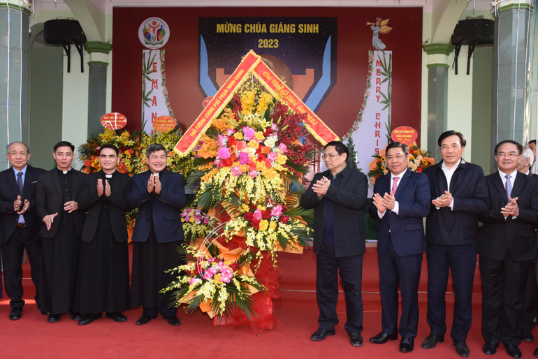 Thủ tướng đánh giá cao các vị linh mục, tu sĩ, đồng bào giáo dân Bắc Giang thời gian qua tiếp tục thực hiện tốt phương châm "sống phúc âm giữa lòng dân tộc để phục vụ hạnh phúc của đồng bào", "tốt đời, đẹp đạo"... Thủ tướng đánh giá cao các vị linh mục, tu sĩ, đồng bào giáo dân Bắc Giang thời gian qua tiếp tục thực hiện tốt phương châm "sống phúc âm giữa lòng dân tộc để phục vụ hạnh phúc của đồng bào", "tốt đời, đẹp đạo"...