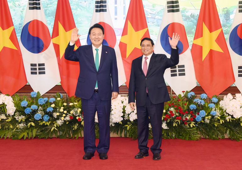 Thủ tướng Phạm Minh Chính và Tổng thống Hàn Quốc Yoon Suk Yeol vẫy chào phóng viên các hãng thông tấn, báo chí.