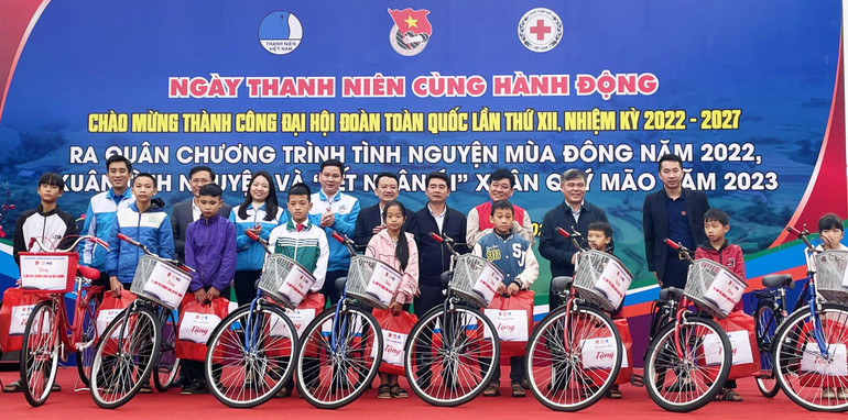 Học sinh nghèo xã miền núi Lâm Trạch được nhận xe đạp để thuận lợi khi đến trường.