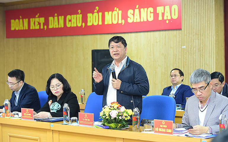 Phó Chủ nhiệm Ủy ban Văn hóa, Giáo dục của Quốc hội Tạ Văn Hạ nêu ý kiến tại Hội nghị.