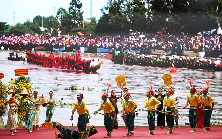Trang phục truyền thống không thể thiếu tại các lễ hội của đồng bào dân tộc thiểu số tỉnh Sóc Trăng.