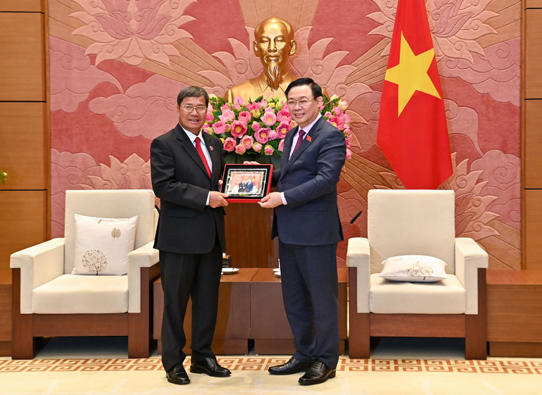 Chủ tịch Quốc hội Vương Đình Huệ tặng Phó Chủ tịch Quốc hội Lào Khambay Damlath quà lưu niệm. Chủ tịch Quốc hội Vương Đình Huệ tặng Phó Chủ tịch Quốc hội Lào Khambay Damlath quà lưu niệm.