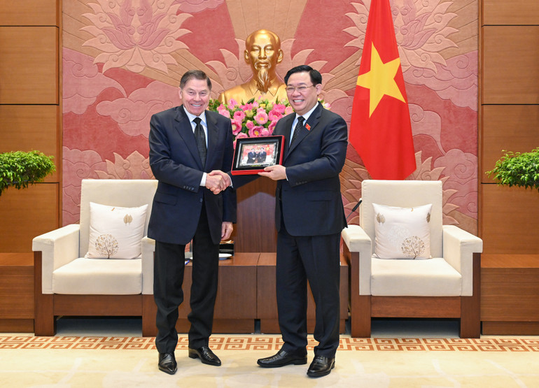 Chủ tịch Quốc hội Vương Đình Huệ trao quà lưu niệm cho Ngài Chánh án. Chủ tịch Quốc hội Vương Đình Huệ trao quà lưu niệm cho Ngài Chánh án.