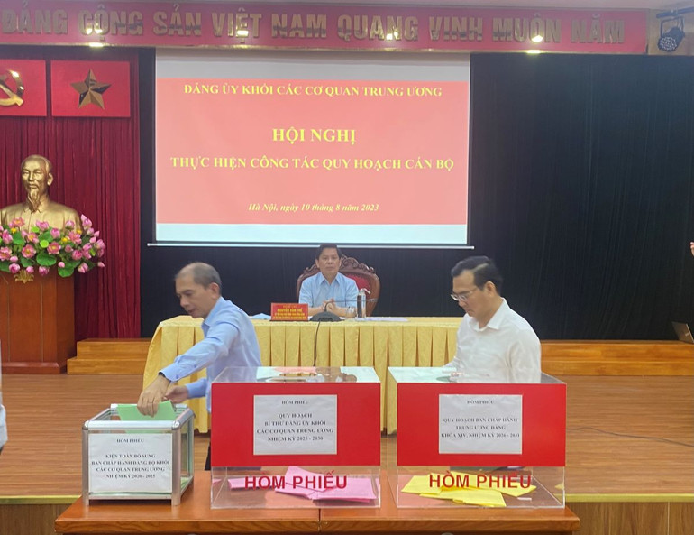 Các đại biểu bỏ phiếu lựa chọn, giới thiệu nhân sự.