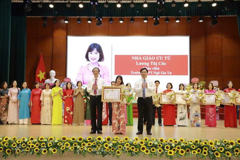 Chủ tịch Ủy ban nhân dân tỉnh Trần Duy Đông tặng danh hiệu Nhà giáo ưu tú cho nhà giáo Lương Thị Cúc. Chủ tịch Ủy ban nhân dân tỉnh Trần Duy Đông tặng danh hiệu Nhà giáo ưu tú cho nhà giáo Lương Thị Cúc.