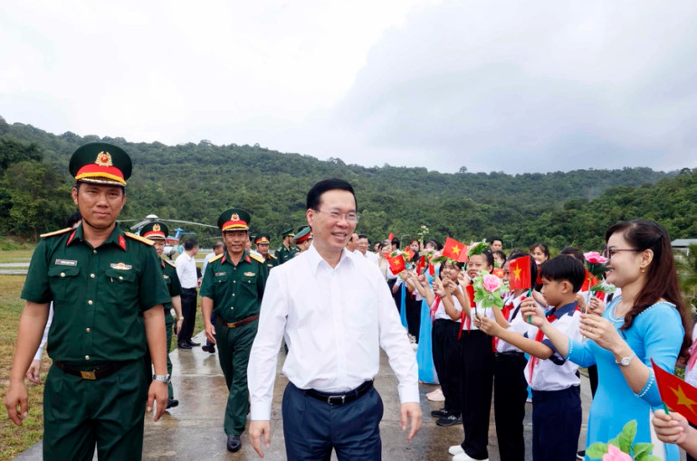 Chủ tịch nước Võ Văn Thưởng đến thăm Trung đoàn 152, Quân Khu 9.