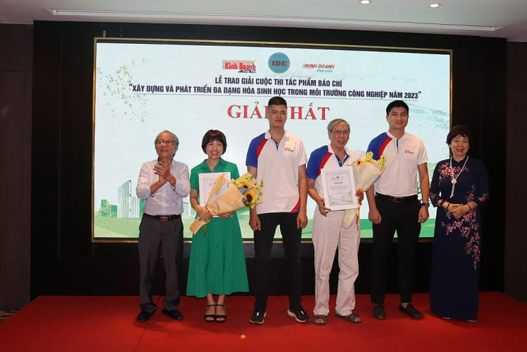 Các tác giả nhận Giải Nhất cuộc thi.