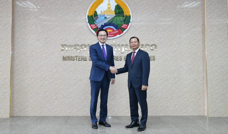 Thứ trưởng Ngoại giao Việt Nam Đỗ Hùng Việt (trái) và Thứ trưởng Ngoại giao Lào Phoxay Khaykhamphithoune.