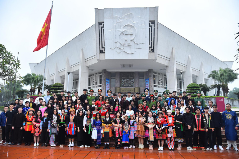 Các em học sinh, sinh viên, thanh niên dân tộc thiểu số chụp ảnh lưu niệm tại Bảo tàng Hồ Chí Minh sau buổi lễ báo công, vào lăng viếng Chủ tịch Hồ Chí Minh.