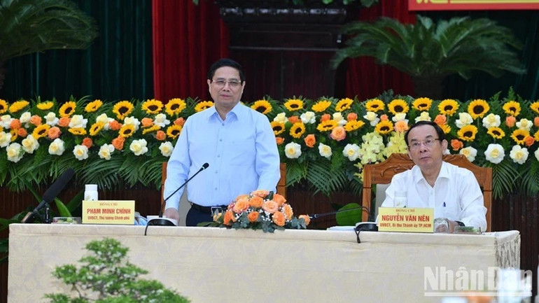 Đồng chí Phạm Minh Chính, Ủy viên Bộ Chính trị, Thủ tướng Chính phủ, Trưởng Đoàn kiểm tra số 1908 phát biểu ý kiến tại Hội nghị. (Ảnh: THANH GIANG)