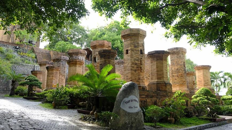 Khu vực Mandapa có bốn hàng cột lớn xây bằng gạch nung, bao gồm 10 cột lớn phía trong và 12 cột nhỏ hình bát giác ở phía ngoài. (Ảnh Đặng Tuấn/TTXVN)