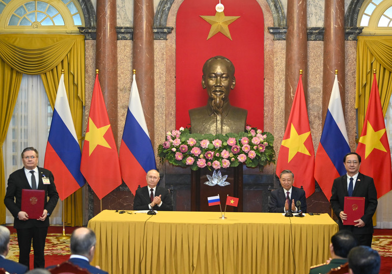 Chủ tịch nước Tô Lâm và Tổng thống Liên bang Nga Vladimir Putin chứng kiến lễ trao Bản ghi nhớ về lộ trình thực hiện dự án Trung tâm Khoa học công nghệ hạt nhân trên lãnh thổ Việt Nam giữa Bộ Khoa học và Công nghệ và Tập đoàn Năng lượng nguyên tử Rosatom.