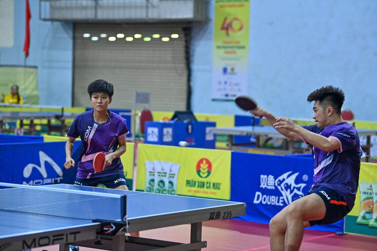 Đức Tuân và Ngọc Lan giành thắng lợi 3-1 lọt vào trận chung kết đôi nam nữ.