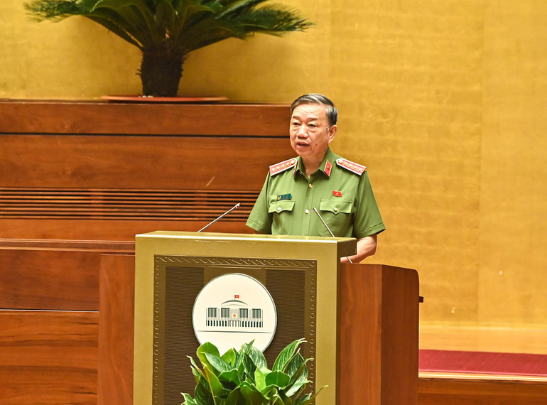 Bộ trưởng Công an Tô Lâm phát biểu tại phiên chất vấn và trả lời chất vấn. (Ảnh Duy Linh)