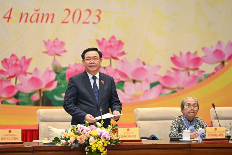 Chủ tịch Quốc hội Vương Đình Huệ phát biểu chia sẻ, động viên tại buổi gặp mặt.