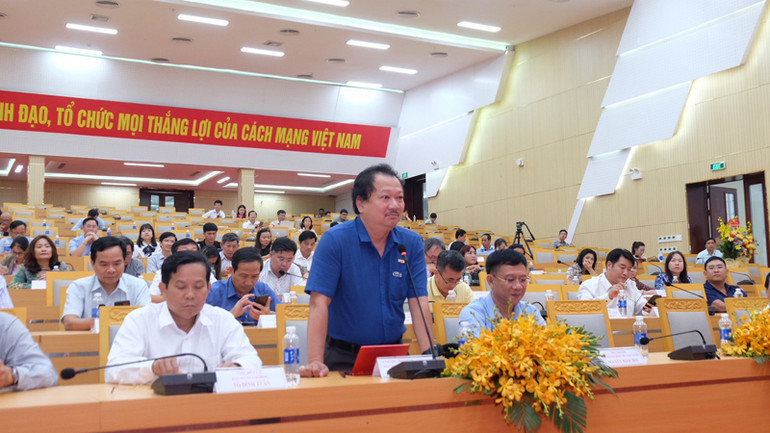 Đại diện Báo Nhân Dân trao đổi thông tin với lãnh đạo tỉnh Bình Phước tại buổi gặp gỡ.