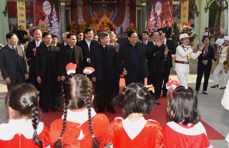 Thủ tướng Phạm Minh Chính tới thăm, chúc mừng các linh mục và đồng bào Công giáo tại Giáo xứ Bắc Giang. Thủ tướng Phạm Minh Chính tới thăm, chúc mừng các linh mục và đồng bào Công giáo tại Giáo xứ Bắc Giang.