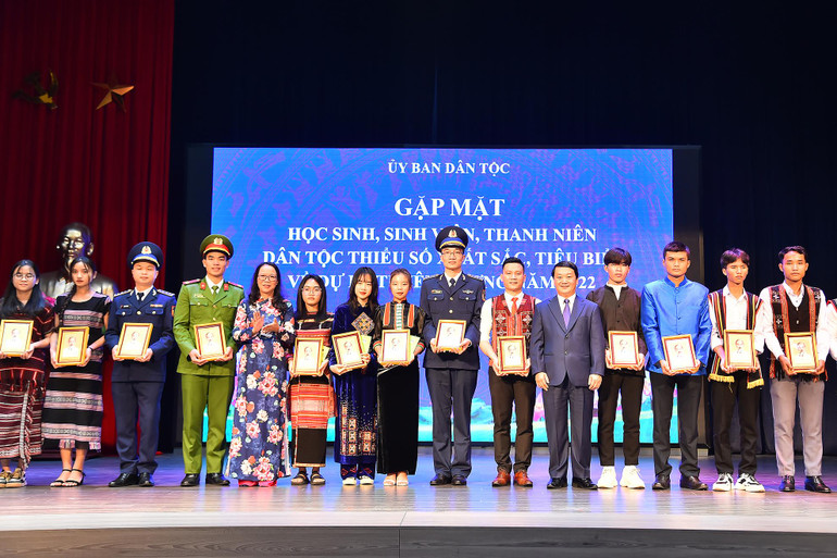 Bộ trưởng, Chủ nhiệm Ủy ban Dân tộc Hầu A Lềnh và nguyên Thứ trưởng, Phó Chủ nhiệm Ủy ban Dân tộc Hoàng Thị Hạnh trao quà của Chủ tịch nước Nguyễn Xuân Phúc và Ủy ban Dân tộc cho các em. (Ảnh: THỦY NGUYÊN)