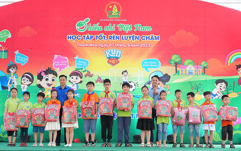 Đại diện Ban tổ chức trao các phần quà tặng thiếu nhi vượt khó học tốt trong khuôn khổ Ngày hội.